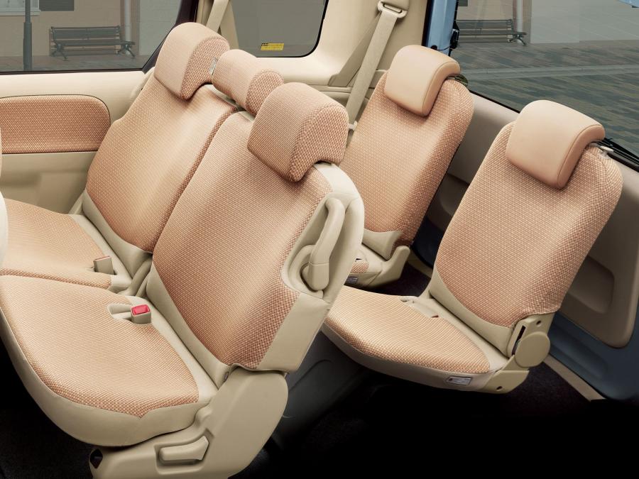  Toyota Sienta 2011 года  (фото 4 из 11)